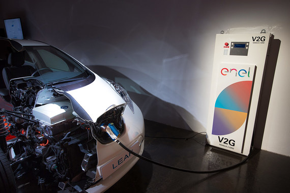 Nissan предложит владельцам электромобилей установить колонки Vehicle-to-grid (V2G), которые могут заряжать электромобиль от сети и передавать обратно накопленную в аккумуляторах энергию