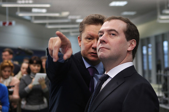 Решение о дивидендах «Газпрома» будет приниматься на самом верху (слева – предправления компании Алексей Миллер, справа – председатель правительства России Дмитрий Медведев)