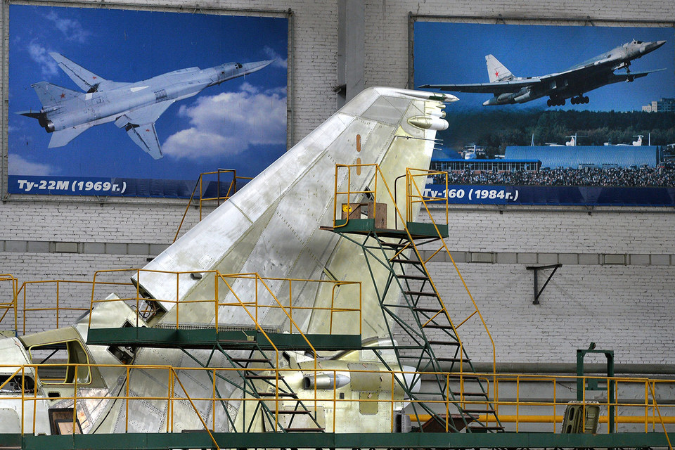 Стратегический бомбардировщик ТУ-160 в цехе Казанского авиазавода