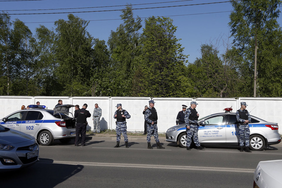 Один сотрудник полиции погиб при пресечении массовой драки на Хованском кладбище в Москве