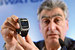 Ник Хайек демонстрирует новую версию часов Swatch Touch Zero