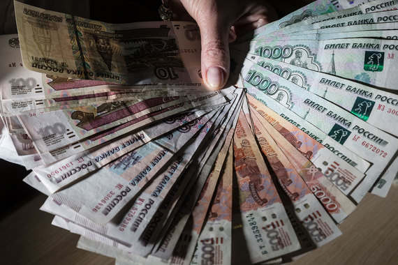 В сравнении «с самой собой» реальные зарплаты в России за январь – апрель сократились на 0,9% к тому же периоду 2015 г., когда они уменьшились на 9,2%