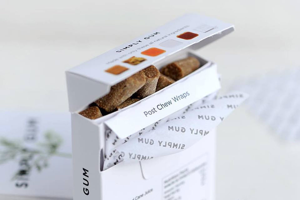 Simply Gum производит жевательную резинку шести видов – со вкусом мяты, корицы, имбиря, фенхеля и лакрицы, кофе и клена