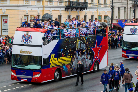 Болельщики ХК СКА, который в прошлом сезоне выиграл кубок Гагарина, проявили лояльность