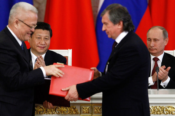 Председатель совета директоров CNPC Ван Илинь (слева) надеется узнать условия продажи акций «Роснефти» у ее президента Игоря Сечина (справа)