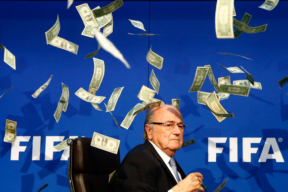 В июле 2015 г., после того как разразился коррупционный скандал в FIFA, британский комик Ли Нельсон на пресс-конференции высыпал на Йозефа Блаттера ворох долларовых банкнот