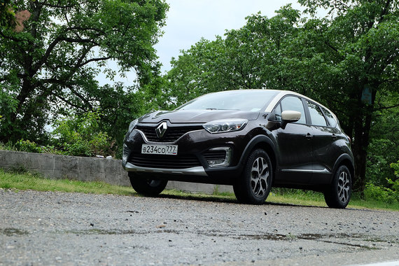 Renault Kaptur с его контрастной крышей и декоративными вставками на бортах похож на нахального Гавроша в лихо сдвинутой назад кепке и элегантно повязанном, пусть и с чужого плеча, шарфике