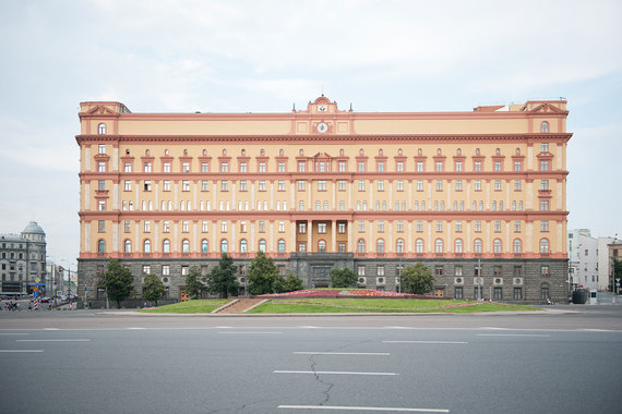 Обвинение попросило оштрафовать художника Петра Павленского за акцию «Угроза», которая состояла в поджоге двери здания ФСБ
