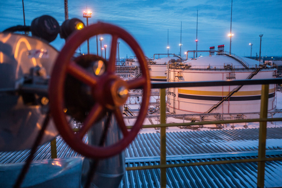 Прибыль «Роснефти» упала в четыре раза