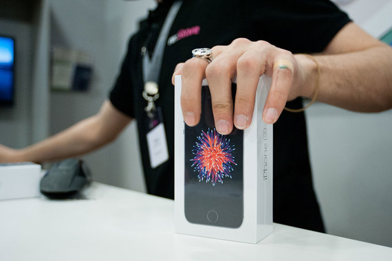 Apple дискриминирует пользователей iPhone из России, отказываясь ремонтировать устройства, посчитал один из покупателей и обратился с жалобой в суд