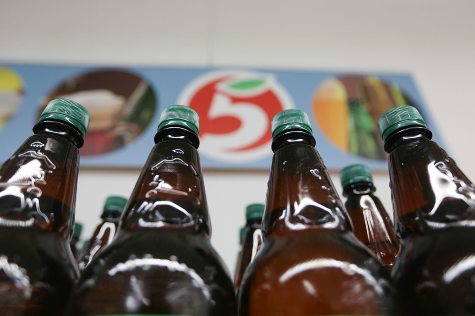 Продукцию в емкостях свыше 1,5 л разрешено продавать в рознице до 1 июля будущего года, следует из текста законопроекта