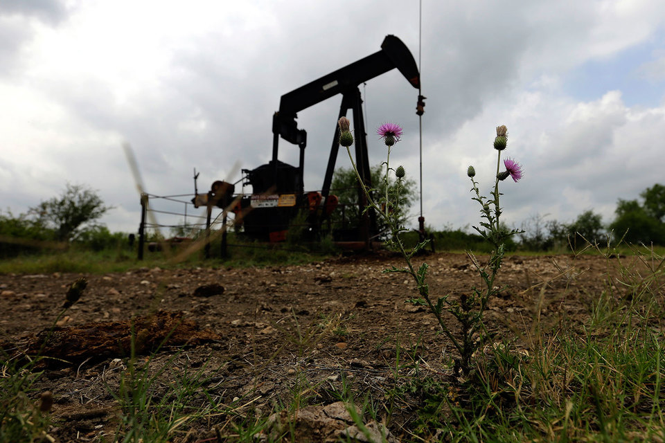 Цены на нефть начали свое падение с середины 2014 г. и достигли десятилетнего минимума в начале 2016 г.