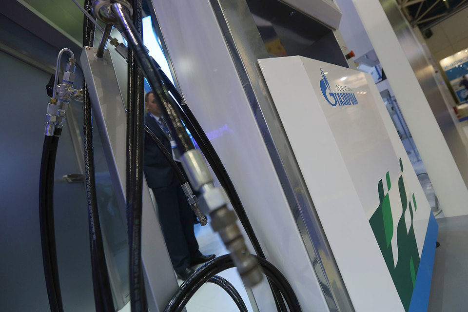 Сегодня в России более 270 АГНКС (автомобильных газовых наполнительных компрессорных станций), 216 из них – в управлении группы «Газпром»