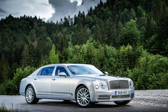 У обновленного флагманского лимузина Bentley изменился экстерьер и интерьер, а главное, появилась длиннобазная версия Mulsanne Extended Wheelbase