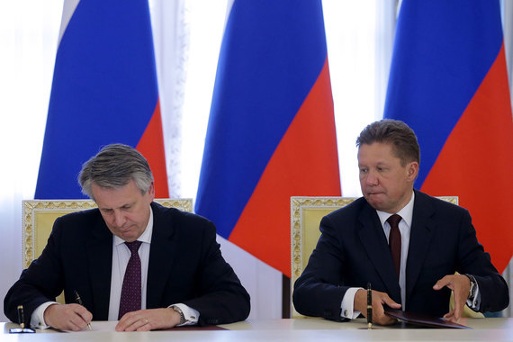 Главный исполнительный директор Shell Бен Ван Берден (на фото слева) и предправления «Газпрома» Алексей Миллер (справа) решили вместе строить СПГ-завод в Усть-Луге