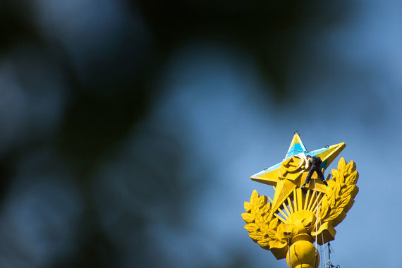 Покраску звезды на высотке следует расценивать как выражение мнения, считает единственный осужденный
