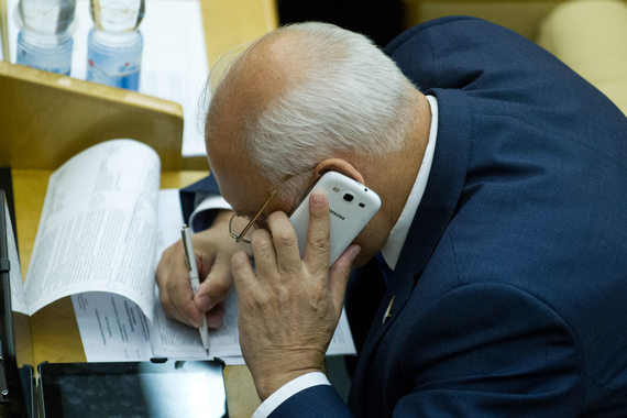 Разговоры депутатов по мобильному телефону тоже будут храниться до полугода