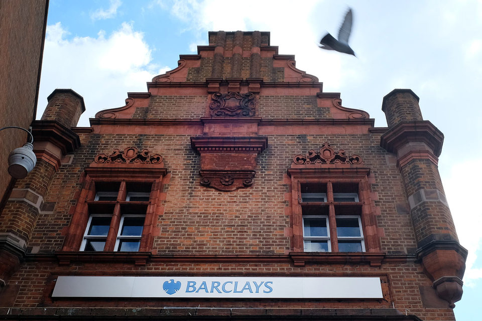 Акции Barclays дешевели в понедельник на 21%, а за год он потерял больше половины капитализации
