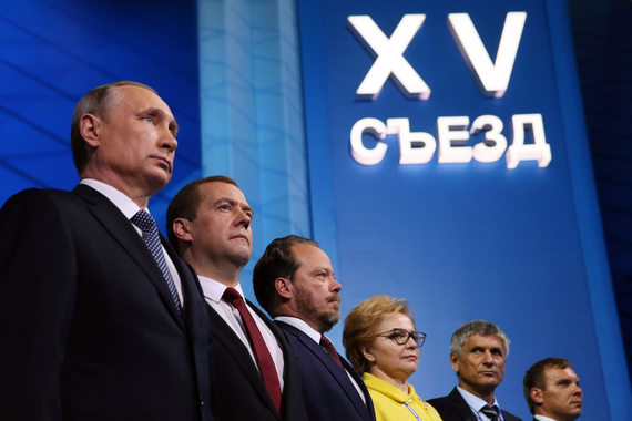 Президент Владимир Путин и премьер Дмитрий Медведев (слева направо) напомнили единороссам о победных традициях прошлого