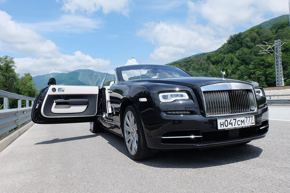 Двухдверный Rolls Royce Dawn длиной 5,3 м превосходит в размерах большинство представительских седанов и выглядит памятником автомобилю, исполненным в полуторную величину