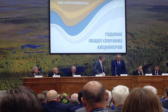 В Сургуте прошло годовое собрание акционеров «Сургутнефтегаза», угощали водой