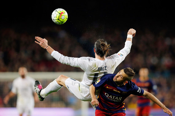 Гарет Бэйл (Real Madrid) и Жорди Альба (Barcelona)
