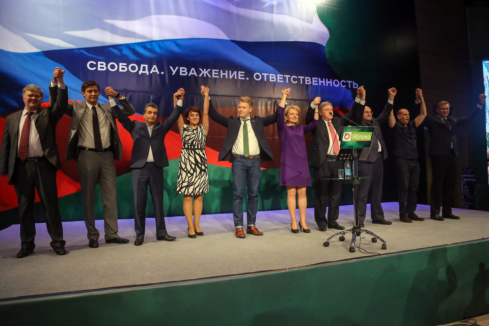 Григорий Явлинский (четвертый справа) поведет на выборы новую демократическую коалицию