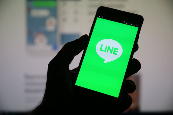 Line зарабатывает на продаже стикеров, игр и на рекламе, но пока остается в убытке
