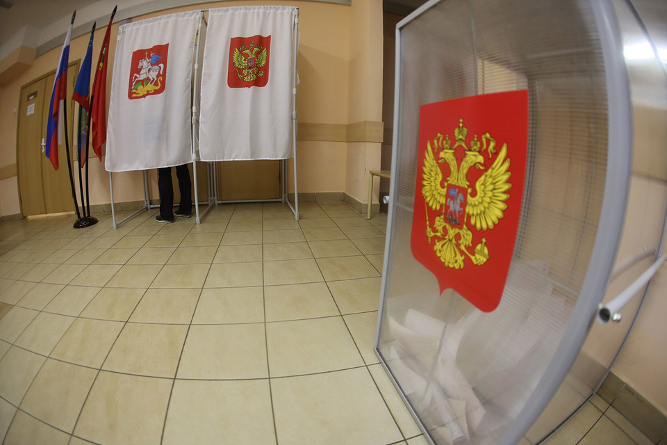 С просьбой проверить нормы, ограничившие с 2016 г. доступ журналистов на избирательные участки во время выборов, обратились в КС в апреле этого года депутаты от КПРФ