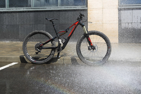 Specialized Stumpjumper ныряет туда, куда повернешь руль, что в подъеме, что на спуске, на любой разумной скорости, на корягах и в грязи, прощая ошибки