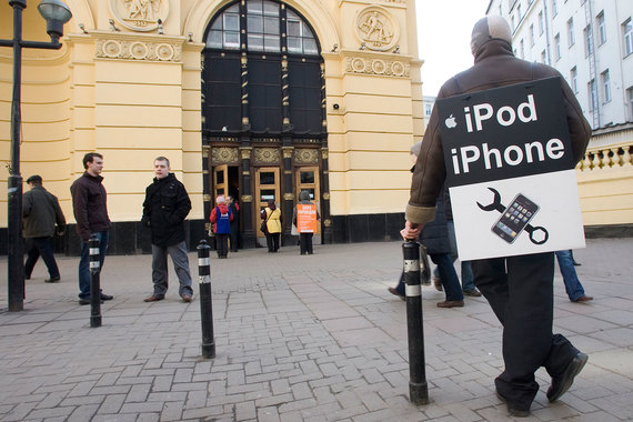 Сейчас официальный ремонт iPhone в России практически невозможен – возможна только замена телефона с доплатой