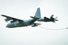 F-35 Lightning II имитирует заправку в воздухе с заправщика KC-130J. Видны вихри от законцовок крыла