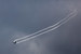 F-35 выполняет вираж над Фарнборо. В контрастном свете различимы концевые вихри и конденсация влаги в области пониженного давления над крылом