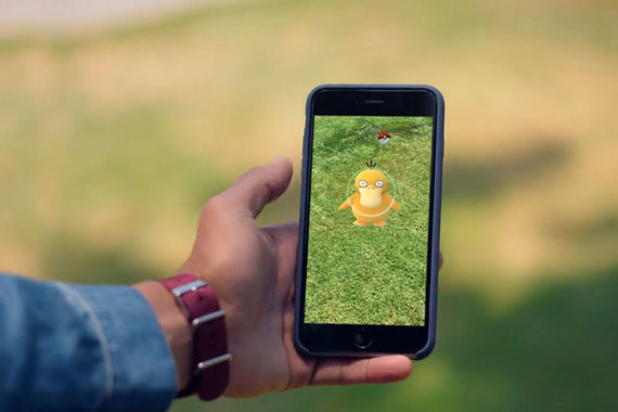В Pokemon Go применяется технология дополненной реальности, благодаря которой пользователи видят покемонов на экранах смартфонов на фоне реальных объектов