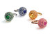 Кольца Tiffany Prism из коллекции Masterpiece из платины и цветных драгоценных камней по замыслу арт-директора американского бренда Франчески Амфитеатрофф призваны воплощать жизнерадостное летнее времяпрепровождение и напоминать о нем вне сезона
