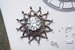 Вдохновением для украшений из коллекции London by De Beers стали пять главных архитектурных достопримечательностей британской столицы. На фото: фрагмент колье из линии украшений Elizabeth Tower из белого золота и бриллиантов – центральный элемент с бриллиантом в 3,03 карата можно открепить и носить как брошь