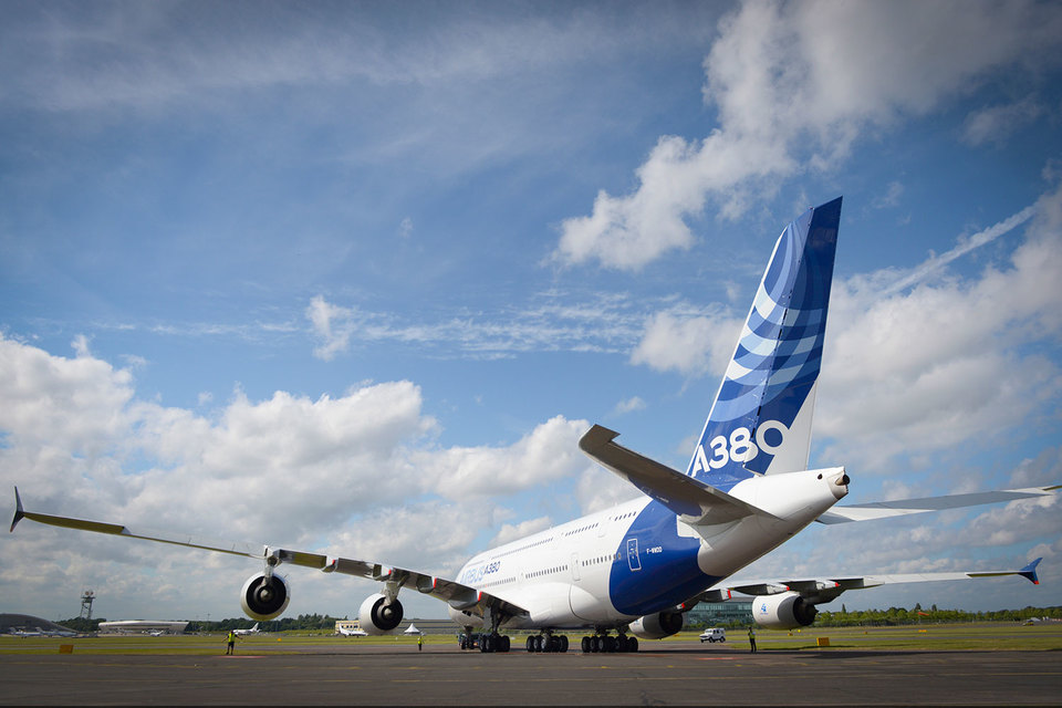 Airbus более чем вдвое сократит продажи самого большого самолета – А380