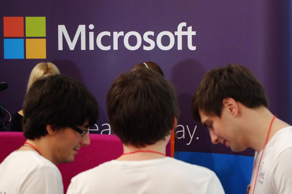 Корпорация Microsoft воспользовалась уходом операционного директора, чтобы перестроить продажи