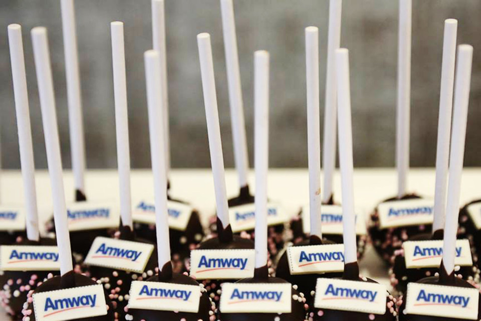 Amway - американский производитель косметики, пищевых добавок и бытовой химии, работающий через прямые продажи