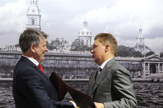 «Газпром» и Shell подписали меморандум о взаимопонимании по «Балтийскому СПГ» в июне (на фото гендиректор Shell Бен ван Берден и предправления «Газпрома» Алексей Миллер)