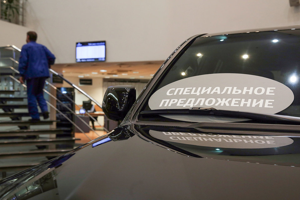 Продажи новых автомобилей в России падают