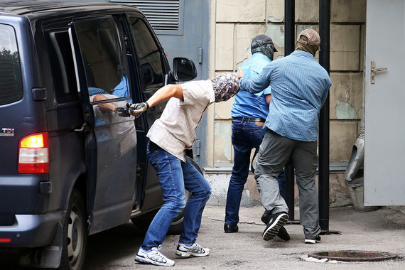 Сотрудников московского управления СКР привезли в суд в качестве подозреваемых
