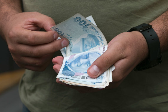 На новости о снижении странового рейтинга курс турецкой лиры к доллару упал ниже 3,07 - уровня, в последний раз отмечавшегося в конце сентября 2015 г.