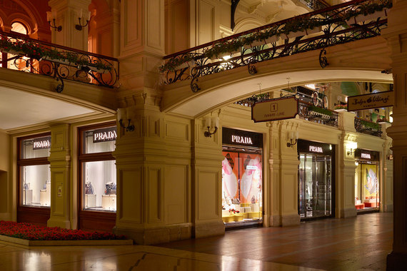 Бутик Prada расположен на первой линии ГУМа и витринами выходит на Красную площадь