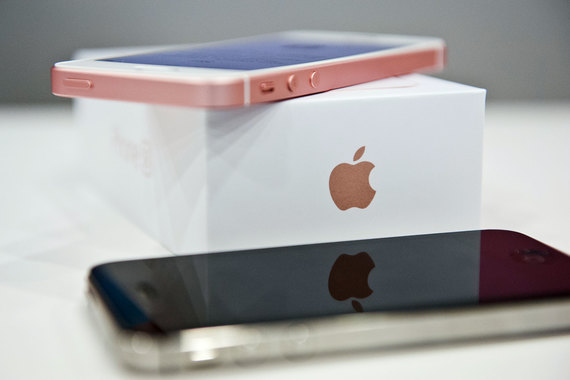 Прибыль и выручка Apple опять упали на фоне сокращения продаж iPhone