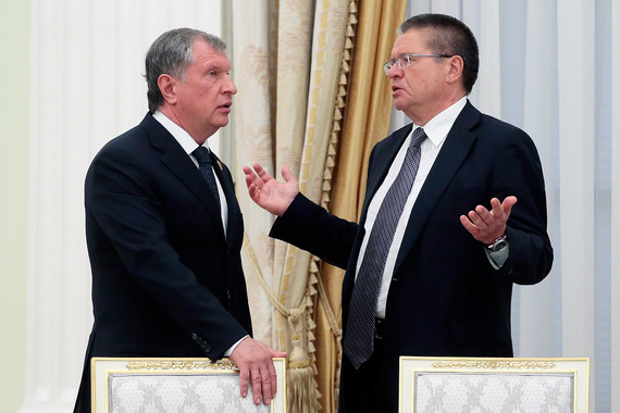 Президент «Роснефти» Игорь Сечин и министр экономического развития Алексей Улюкаев