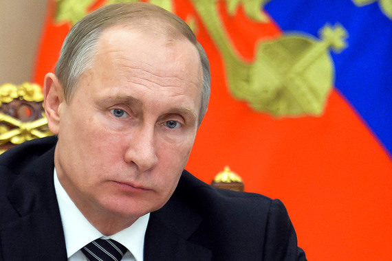 Путин обвинил украинские власти в том, что они действуют таким образом, «чтобы как можно дольше удержаться у этой власти и создать условия для дальнейшего грабежа своих граждан»