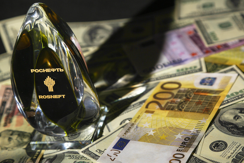 Оказавшись под санкциями, «Роснефть» распределяет валюту
