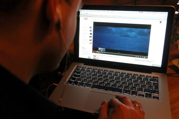 YouTube хоть и работает преимущественно с пользовательским видео, но ролики на нем размещают и сами правообладатели – телекомпании, производители сериалов и мультфильмов