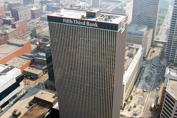 Банк Fifth Third Bancorp уволил главного юриста Хэзер Рассел из-за служебного романа